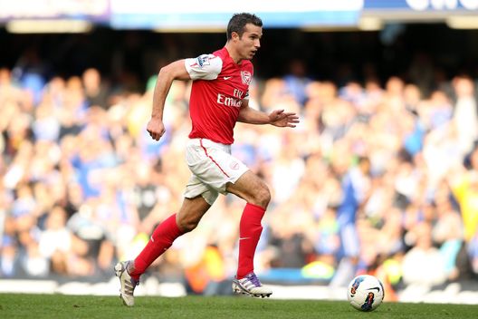 LONDRA, INGHILTERRA – 29 OTTOBRE: Robin van Persie dell'Arsenal prima di segnare superando il portiere del Chelsea Petr Čech durante la partita di Barclays Premier League tra Chelsea e Arsenal a Stamford Bridge, il 29 ottobre 2011 a Londra, Inghilterra. (Photo by Ian Walton/Getty Images) Chelsea-Arsenal 3-5, il giorno in cui Van Persie ammutolì lo Stamford Bridge- immagine 4