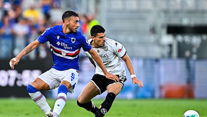 LA SPEZIA, ITALY - AUGUST 18: Alessandro Riccio of Sampdoria (left) and Giuseppe Di Serio of Spezia vie for the ball during the Coppa Italia match between Spezia Calcio and UC Sampdoria at Stadio Alberto Picco on August 18, 2025 in La Spezia, Italy. (Photo by Simone Arveda/Getty Images) Spezia-Sampdoria, i calciatori con più gol segnati nel derby ligure - immagine 1