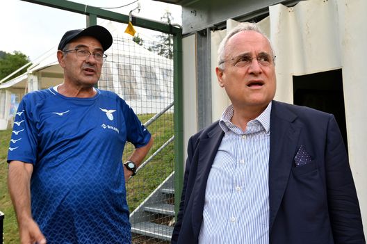 Claudio Lotito e Maurizio Sarri all'inizio di questa stagione. (Foto di Marco Rosi - SS Lazio/Getty Images) Lazio, messaggi minatori nei confronti di Lotito: indagine della Procura- immagine 2