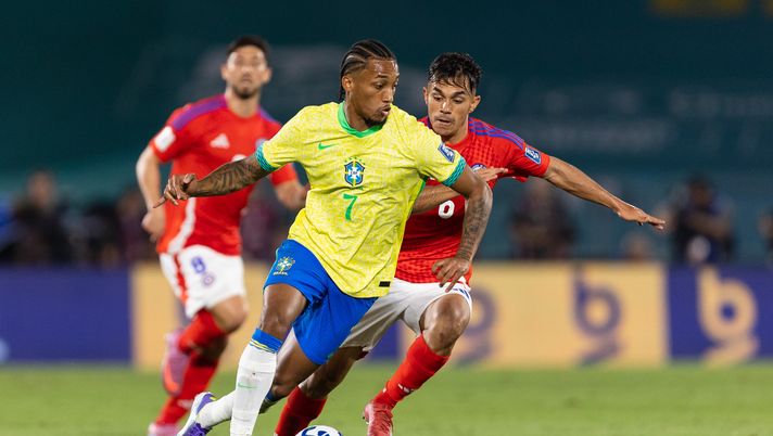 Spavento in Brasile-Cile: Joao Pedro vomita in campo dopo un duro scontro - immagine 1