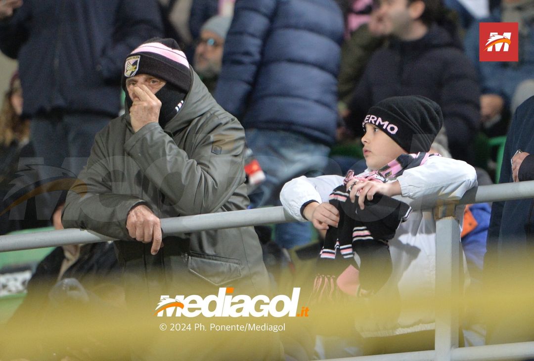 FOTOTIFO Palermo-Bari 3-0, gli scatti ai tifosi al “Renzo Barbera” (GALLERY) - immagine 21