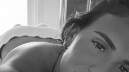 Carolina, relax durante un massaggio. Selfie sensuale per lady Cassano