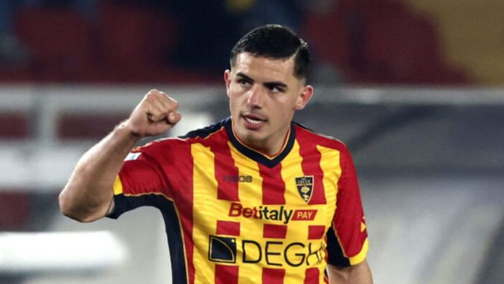 LECCE, ITALY - MARCH 08: Nikola Krstovic of Lecce celebrates after scoring his team's second goal during the Serie A match between Lecce and AC Milan at Stadio Via del Mare on March 08, 2025 in Lecce, Italy. (Photo by Maurizio Lagana/Getty Images) Pres. Lecce: “Krstovic? Noi siamo riconoscenti, ma dovremo essere gratificati! Camarda…” - immagine 1