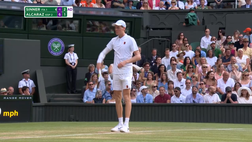Video – Wimbledon, un tappo di champagne finisce in campo