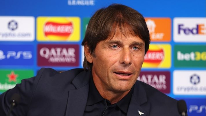 MANCHESTER, ENGLAND - SEPTEMBER 17: Antonio Conte, Head Coach of Napoli, speaks to the media during a press conference ahead of the UEFA Champions League 2025/26 League Phase MD1 against Manchester City at City of Manchester Stadium on September 17, 2025 in Manchester, England. (Photo by Molly Darlington/Getty Images) Conte: “Come sta McTominay, decide lui se giocare! De Bruyne, Beukema, Neres, Lucca e presto tocca a Lang” - immagine 1