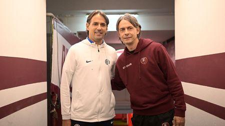 REGGIO CALABRIA, ITALY - DECEMBER 22: Head coach of FC Internazionale Simone Inzaghi embrace head coach of Reggina Filippo Inzaghi before the friendly match between Reggina and FC Internazionale at Stadio Oreste Granillo on December 22, 2022 in Reggio Calabria, Italy. (Photo by Mattia Ozbot - Inter/Inter via Getty Images)