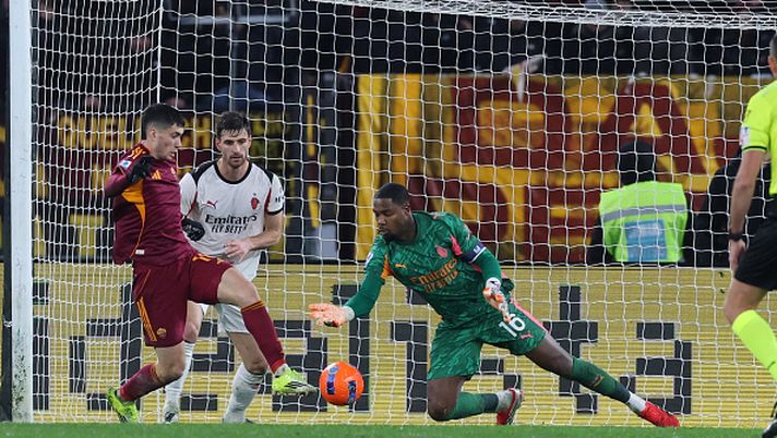 ROME, ITALY - JANUARY 25: Mike Maignan of AC Milan in action during the Serie A match between AS Roma and AC Milan at Stadio Olimpico on January 25, 2026 in Rome, Italy. (Photo by Claudio Villa/AC Milan via Getty Images) maignan-aggredito-dallarbitro-ma-il-romanista-non-se-ne-accorge