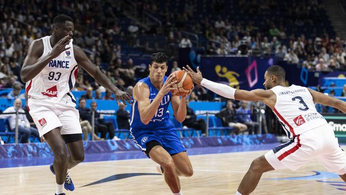 BERLIN, GERMANY - SEPTEMBER 14: Simone Fontecchio of Italy in action against Timothé Luwawu-Cabarrot and Moustapha Fall of France during the FIBA EuroBasket 2022 quarterfinal match between France v Italy at EuroBasket Arena Berlin on September 14, 2022 in Berlin, Germany. (Photo by Maja Hitij/Getty Images) Mondiali basket: l’Italia è ai quarti! Numeri, analisi e prossimo avversario - immagine 1
