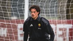 Trigoria, il portiere del Monza U18 “spia” Svilar durante l’intervallo – FOTO