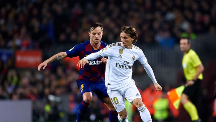 BARCELONA, SPAIN - DECEMBER 18: Luka Modric of Real Madrid holds off Ivan Rakitic of Barcelona during the Liga match between FC Barcelona and Real Madrid CF at Camp Nou on December 18, 2019 in Barcelona, Spain. (Photo by Alex Caparros/Getty Images) Rakitić elogia Modrić: “A Milano non hanno ancora capito che sono fortunati” - immagine 1
