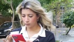 VIDEO / Giornalista aggredita in diretta: ladro in moto le strappa il telefono dalle mani