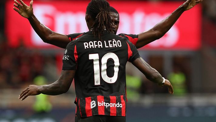 MILAN, ITALY - AUGUST 17: Rafael Leao of AC Milan celebrates with his team-mate Fikayo Tomori after scoring the opening goal during the Coppa Italia match between AC Milan and SSC Bari at Stadio San Siro on August 17, 2025 in Milan, Italy. (Photo by Marco Luzzani/Getty Images)  leao-infortunio-lecce-serie-a-via-del-mare-allegri-polpaccio-camarda-di-francesco-gimenez-pulisic-chukwueze