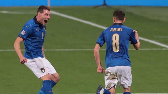 REGGIO NELL'EMILIA, ITALY - NOVEMBER 15: Jorginho of Italy celebrates with his team-mate Andrea Belotti after scoring the opening goal during the UEFA Nations League group stage match between Italy and Poland at Mapei Stadium - Citta' del Tricolore on November 15, 2020 in Reggio nell'Emilia, Italy. (Photo by Emilio Andreoli/Getty Images) Evani presenta Italia-Bosnia: “Belotti si è allenato a parte” - immagine 1