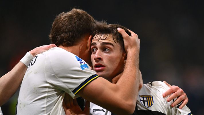 PARMA, ITALY - FEBRUARY 27: Gaetano Oristanio of Parma Calcio celebrates after scoring the team's first goal during the Serie A match between Parma Calcio 1913 and Cagliari Calcio at Stadio Ennio Tardini on February 27, 2026 in Parma, Italy. (Photo by Alessandro Sabattini/Getty Images) Serie A, Oristanio risponde al super gol di Folorunsho: 1-1 tra Parma e Cagliari - immagine 1