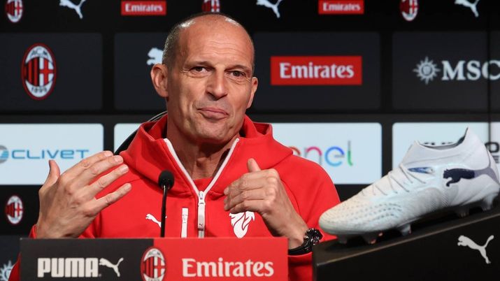 Massimiliano Allegri, allenatore AC Milan, qui durante una conferenza stampa con i rossoneri a Milanello