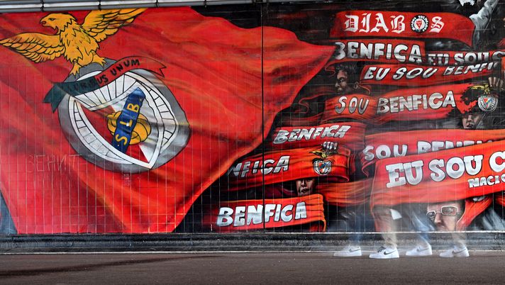 LISBONA, PORTOGALLO - 25 OTTOBRE: I tifosi arrivano allo stadio prima della partita del gruppo H della UEFA Champions League tra SL Benfica e Juventus all'Estadio do Sport Lisboa e Benfica il 25 ottobre 2022 a Lisbona, Portogallo. (Foto di Octavio Passos/Getty Images) Benfica AI