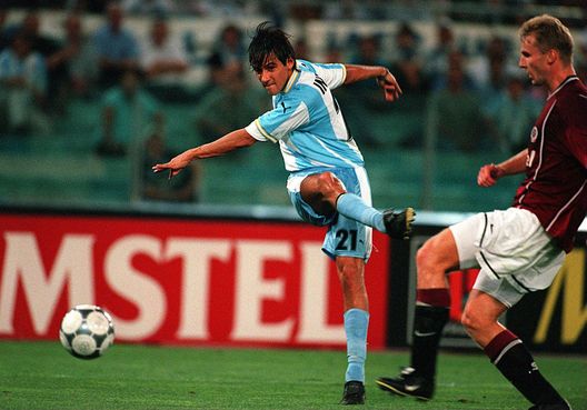 Simone Inzaghi con la maglia della Lazio. (Foto di David Rogers/ALLSPORT) Simone Inzaghi, un cuore diviso a metà tra Lazio e Inter- immagine 2