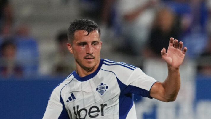 BARCELONA, SPAIN - AUGUST 10: Marcus Rashford of FC Barcelona challenges Marc-Oliver Kempf and Jean Butez of Como1907 during the Joan Gamper Trophy match between FC Barcelona and Como1907 at Estadi Johan Cruyff on August 10, 2025 in Barcelona, Spain. (Photo by Alex Caparros/Getty Images) Como, a Napoli si ferma subito Kempf: fuori per infortunio dopo 6 minuti, le sue condizioni - immagine 1