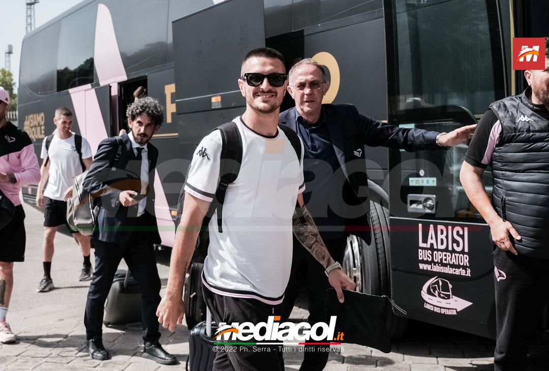 FOTO Palermo, il rientro al “Renzo Barbera” dopo la trasferta di Padova (Gallery) - immagine 9