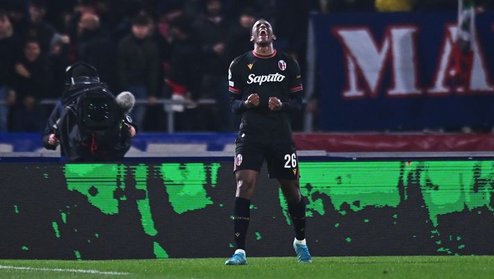 BOLOGNA, ITALY - NOVEMBER 27: Jhon Lucumi of Bologna celebrates scoring his team's first goal during the UEFA Champions League 2024/25 League Phase MD5 match between Bologna FC 1909 and LOSC Lille at Stadio Renato Dall'Ara on November 27, 2024 in Bologna, Italy. (Photo by Alessandro Sabattini/Getty Images) Mercato Roma, in difesa il preferito è Lucumì. Ecco gli altri nomi - immagine 1