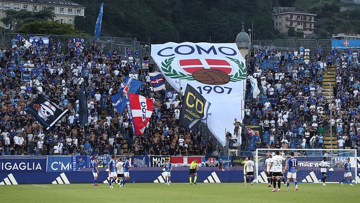 COMO, ITALY - AUGUST 16: Como 1907 fans show their support during the Coppa Italia match between Como 1907 and FC Sudtirol at Stadio G. Sinigaglia on August 16, 2025 in Como, Italy. (Photo by Marco Luzzani/Getty Images) Como-Cremonese, i capitani più importanti nella storia dei due club - immagine 1