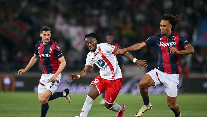 BOLOGNA, ITALY - APRIL 13: Warren Bondo of AC Monza runs with the ball whilst under pressure from Remo Freuler and Joshua Zirkzee of Bologna FC during the Serie A TIM match between Bologna FC and AC Monza at Stadio Renato Dall'Ara on April 13, 2024 in Bologna, Italy. (Photo by Alessandro Sabattini/Getty Images) Il Bologna ci prova, ma non vince più: contro il Monza è solo 0 a 0 - immagine 1