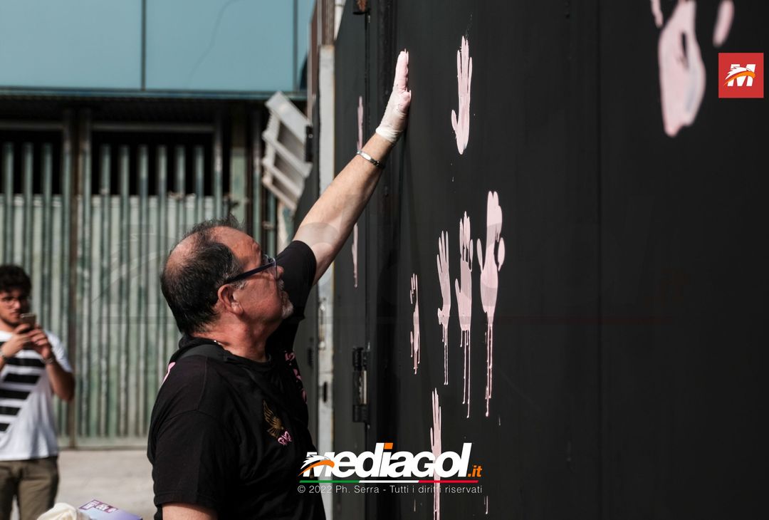 FOTO Palermo, le impronte rosa sul murales del ‘Renzo Barbera’ (Gallery) - immagine 19