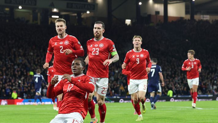 L'esultanza di Patrick Dorgu con la Danimarca. (Photo by Ian MacNicol/Getty Images) Manchester United, Dorgu non decolla. Amorim: “Sento la sua ansia in campo” - immagine 1