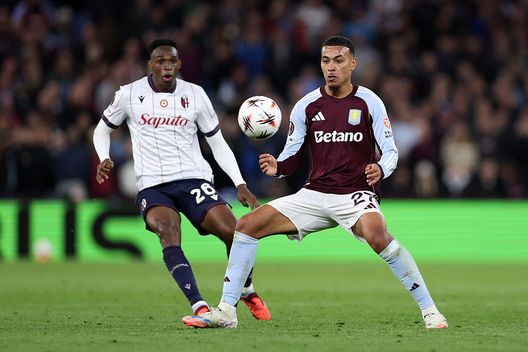 BIRMINGHAM, ENGLAND - SEPTEMBER 25: Morgan Rogers of Aston Villa is chased down by Jhon Lucumi of Bologna FC 1909 during the UEFA Europa League 2025/26 League Phase MD1 match between Aston Villa FC and Bologna FC 1909 at Villa Park on September 25, 2025 in Birmingham, England. (Photo by Justin Setterfield/Getty Images) Bologna-Aston Villa: doppia sfida che vale una stagione per i rossoblù- immagine 2