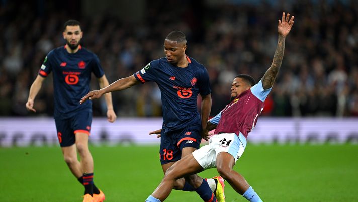 BIRMINGHAM, ENGLAND - APRIL 11: Bafode Diakite of Lille is challenged by Leon Bailey of Aston Villa during the UEFA Europa Conference League 2023/24 Quarter-final first leg match between Aston Villa and Lille OSC at Villa Park on April 11, 2024 in Birmingham, England. (Photo by Shaun Botterill/Getty Images) Rivoluzione esterni. Sulle fasce una Roma da duelli. Piace Diakitè, Angelino resta - immagine 1