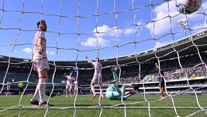 VERONA, ITALY - MAY 05: Tijjjani Noslin of Hellas Verona scores his team second goal during the Serie A TIM match between Hellas Verona FC and ACF Fiorentina at Stadio Marcantonio Bentegodi on May 05, 2024 in Verona, Italy.(Photo by Alessandro Sabattini/Getty Images) (Photo by Alessandro Sabattini/Getty Images) La moViola: Rapuano, perché? Il tocco di mano di Lazovic è evidente - immagine 1