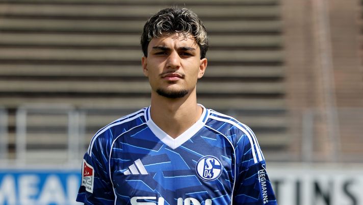 GELSENKIRCHEN, GERMANY - JULY 24: Mertcan Ayhan of FC Schalke 04 poses during the team presentation at Parkstadion on July 24, 2025 in Gelsenkirchen, Germany. (Photo by Christof Koepsel/Getty Images) Mercato, la Roma mette gli occhi su Ayhan: la richiesta dello Schalke - immagine 1