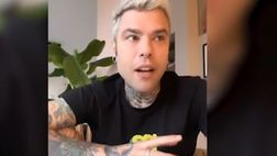 Fedez difende il tatuatore: “È la Vitto, è la foto che è stramba non il tatuaggio”