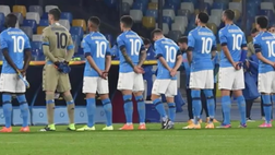 Video – La 10 di Maradona sulle spalle di tutti: l’omaggio del Napoli nel minuto di silenzio