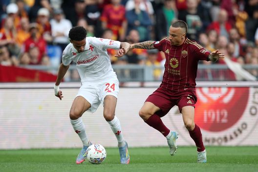 ROME, ITALY - MAY 04: Amir Richardson of Fiorentina controls the ball whilst under pressure from Angelino of AS Roma during the Serie A match between AS Roma and Fiorentina at Stadio Olimpico on May 04, 2025 in Rome, Italy. (Photo by Paolo Bruno/Getty Images) Richardson