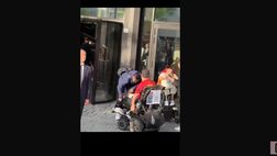 VIDEO / Tifoso colpisce accidentalmente Ronaldo, lui reagisce così