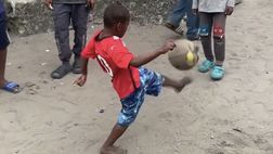 Show di un piccolo bambino: palleggia come un vero campione!