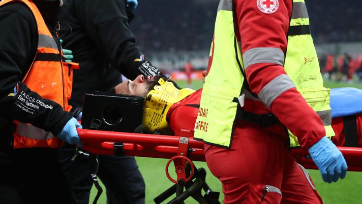 MILAN, ITALY - FEBRUARY 22: Ruben Loftus-Cheek of AC Milan leaves the pitch on a stretcher during the Serie A match between AC Milan and Parma Calcio 1913 at Giuseppe Meazza Stadium on February 22, 2026 in Milan, Italy. (Photo by Marco Luzzani/Getty Images) Milan, che tegola per Allegri: Loftus-Cheek si opera! Salterà il Napoli – Sky - immagine 1