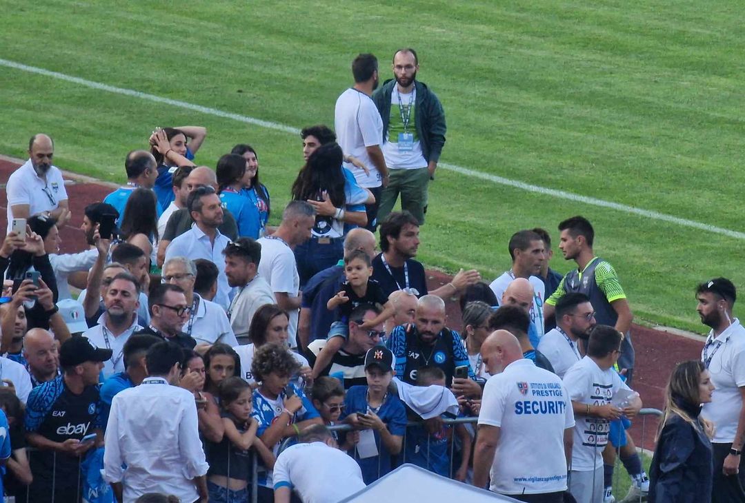 GALLERY Napoli-Anaune, al termine del match i calciatori firmano autografi - immagine 5