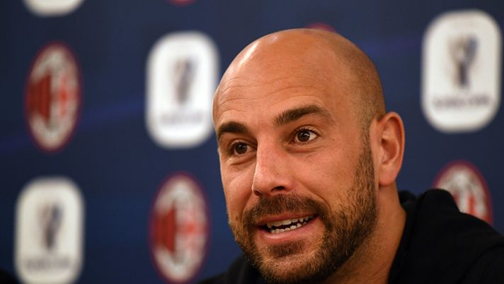 JEDDAH, SAUDI ARABIA - JANUARY 13: Pepe Reina of AC Milan looks on during AC Milan Sponsor and Greet Events on January 13, 2019 in Jeddah, Saudi Arabia. (Photo by Claudio Villa/Getty Images for Lega Serie A) Ex Milan, Pepe Reina, futuro da dirigente? Il padre: “Ama Napoli, solo Dio lo sa” - immagine 1