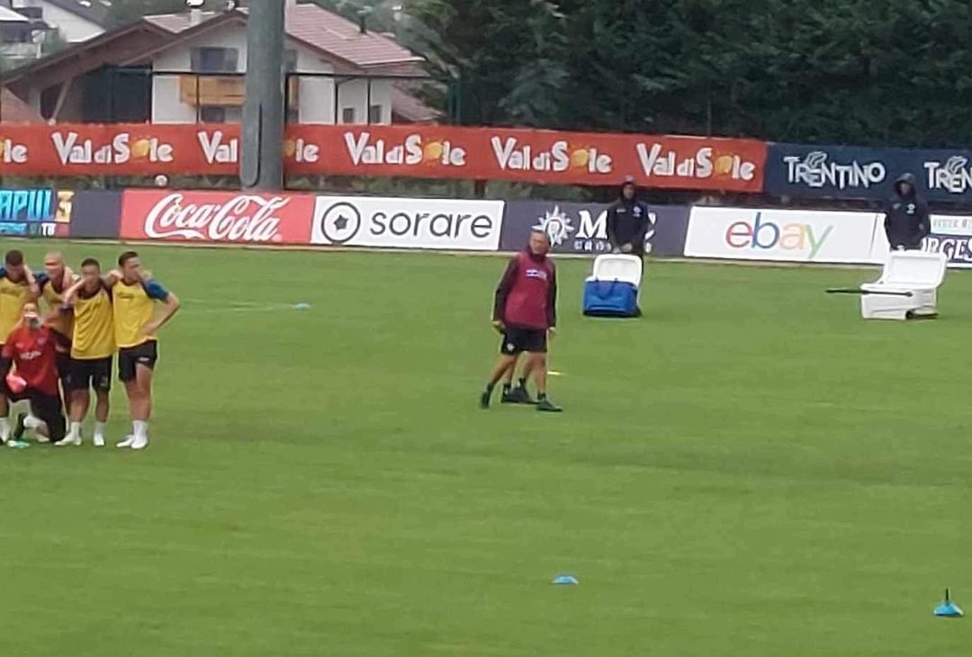 GALLERY La partitella la vincono i gialli: foto di rito per Kvara e compagni - immagine 5