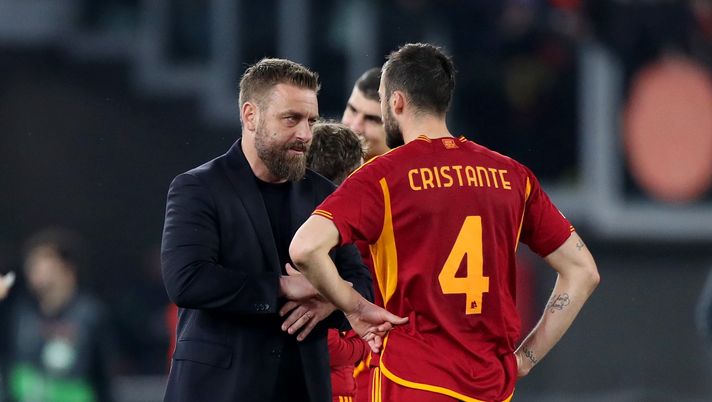 ROME, ITALY - FEBRUARY 22: Daniele De Rossi, Head Coach of AS Roma, interacts with Bryan Cristante of AS Roma prior to the penalty shoot out during the UEFA Europa League 2023/24 knockout round play-offs second leg match between AS Roma and Feyenoord at Stadio Olimpico on February 22, 2024 in Rome, Italy. (Photo by Paolo Bruno/Getty Images) Tensione Cristante-De Rossi: la ricostruzione dei fatti e cosa filtra da Trigoria - immagine 1