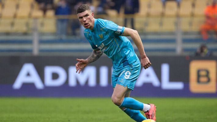 PARMA, ITALY - JANUARY 19: Franco Carboni of Venezia FC in action during the Serie A match between Parma and Venezia at Stadio Ennio Tardini on January 19, 2025 in Parma, Italy. (Photo by Emmanuele Ciancaglini/Getty Images) UFFICIALE – Franco Carboni torna al Parma: la durata del nuovo contratto e il comunicato - immagine 1