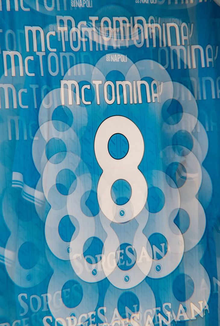 Sale l'attesa per il fischio d'inizio, fissato per le 20:45 odierne, di Roma-Napoli, gara valevole per la 13ª giornata del campionato 2025/26 di Serie A. Per l'occasione, la squadra di Antonio Conte, come dimostra il seguente post pubblicato dalla società partenopea sul proprio account Instagram, scenderà in campo con indosso la maglia azzurra. Spunta, inoltre, un indizio per l'undici titolare ospite: tra le foto compaiono le maglie di David Neres e Noa Lang. È quasi certo, dunque, che a scendere in campo stasera sulle fasce siano l'olandese e il brasiliano (ancora una volta, a discapito di Matteo Politano).