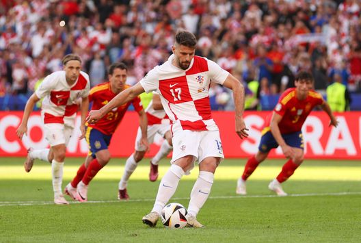 BERLIN, GERMANY - JUNE 15: Bruno Petkovic of Croatia takes a penalty kick which is saved by Unai Simon of Spain (not pictured) during the UEFA EURO 2024 group stage match between Spain and Croatia at Olympiastadion on June 15, 2024 in Berlin, Germany. (Photo by Julian Finney/Getty Images) Intanto per Petkovic ci provano anche altre 2 italiane. La clausola aiuta- immagine 2