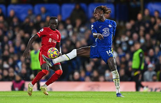LONDRA, INGHILTERRA - 02 GENNAIO: Trevoh Chalobah del Chelsea lotta per il possesso palla con Sadio Mane del Liverpool durante la partita di Premier League tra Chelsea e Liverpool allo Stamford Bridge il 02 gennaio 2022 a Londra, Inghilterra. (Foto di Shaun Botterill/Getty Images) Tottenham-Chelsea, statistiche e precedenti: i numeri sorridono al Chelsea- immagine 2