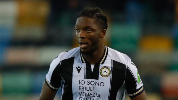 UDINE, ITALY - OCTOBER 25: Isaak Touré of Udinese in action during the Serie A match between Udinese and Cagliari at Stadio Friuli on October 25, 2024 in Udine, Italy. (Photo by Timothy Rogers/Getty Images) Udinese, infortunio per Touré: costretto ad uscire in barella contro la Roma - immagine 1