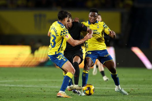 LAS PALMAS, SPAIN - FEBRUARY 22: Lamine Yamal of FC Barcelona is challenged by Alex Munoz and Dario Essugo of UD Las Palmas during the LaLiga match between UD Las Palmas and FC Barcelona at Estadio Gran Canaria on February 22, 2025 in Las Palmas, Spain. (Photo by Florencia Tan Jun/Getty Images) Las Palmas-Real Sociedad B: dove vederla in diretta TV e in streaming LIVE- immagine 2