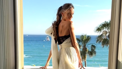 VIDEO / Izabel, spettacolo mozzafiato. La modella sensuale ed elegante in abito bianco