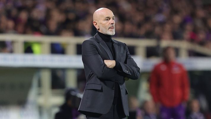 FLORENCE, ITALY - MARCH 04: Stefano Pioli manager of AC Milan looks on during the Serie A match between ACF Fiorentina and AC MIlan at Stadio Artemio Franchi on March 4, 2023 in Florence, Italy. (Photo by Gabriele Maltinti/Getty Images) Ma Pioli quando si chiude? Ecco perché Farioli e Motta sono ancora in corsa - immagine 1